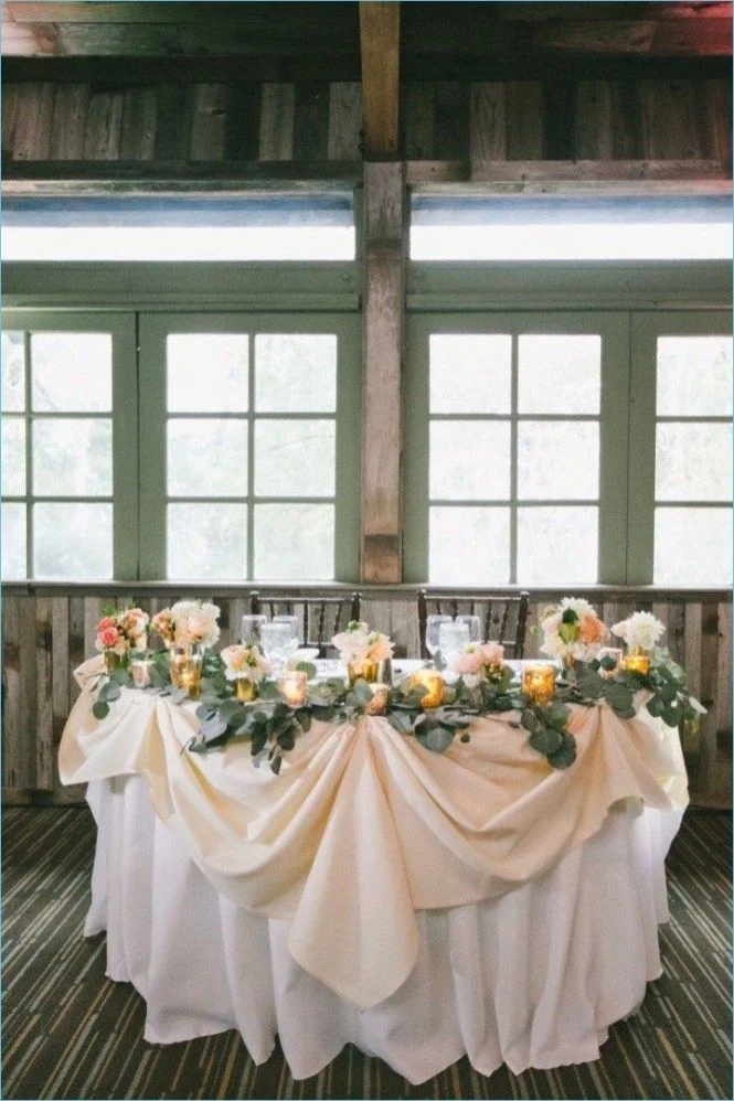Modern and Minimalist Bride and Groom Table Decoration Ideas